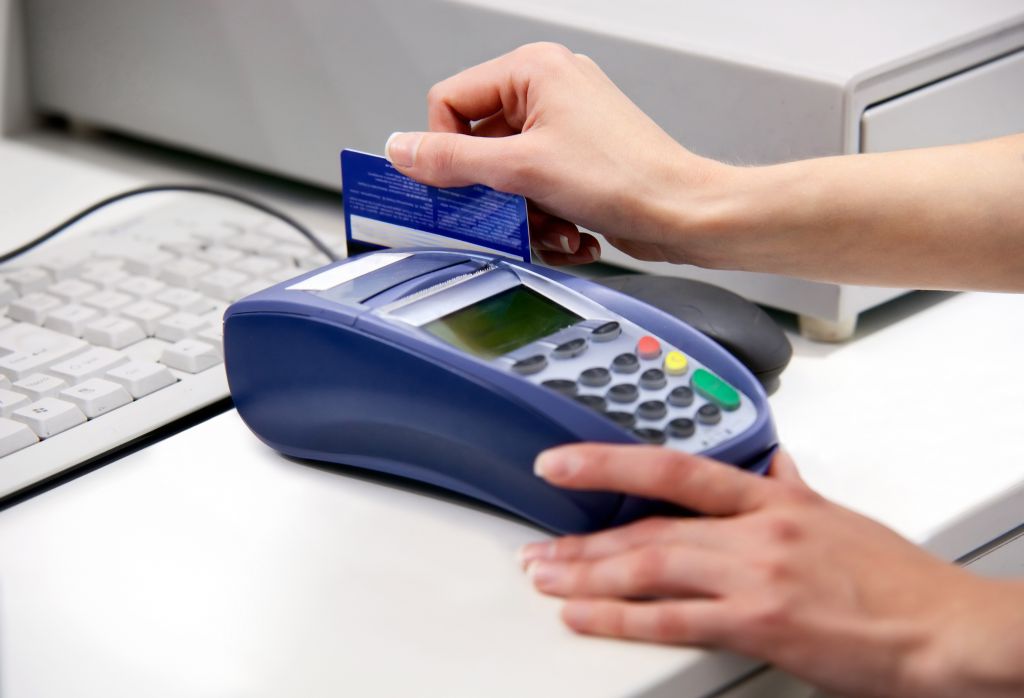 Một trong những nguyên tắc quản lý tài chính cá nhân hiệu quả là hạn chế sử dụng thẻ tín dụng